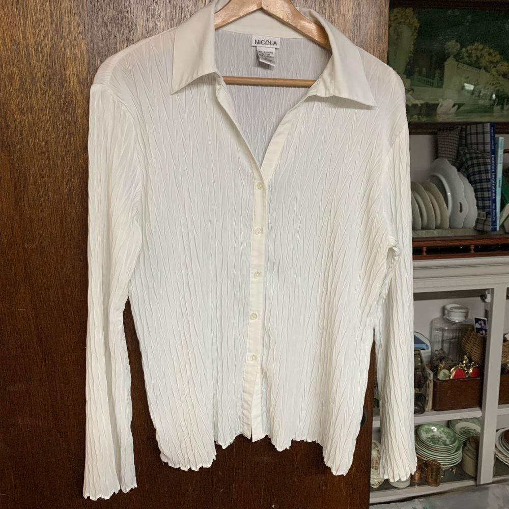 Women’s Nicola white pleated chic stretchy Blouse Size Large Button Up Top